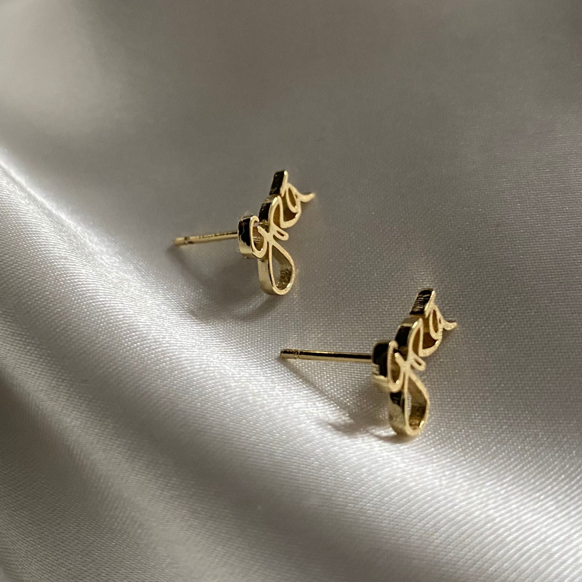 Model Wearing Grá Beag Gold Stud Earrings