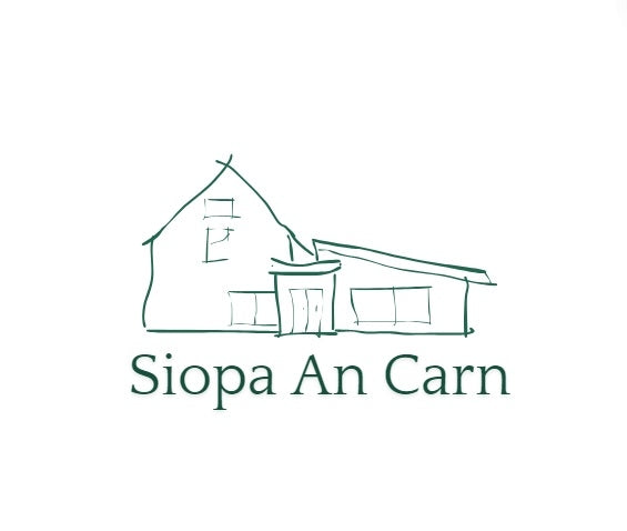 Line drawing of a countryside building with arched door, with the text Siopa An Carn below